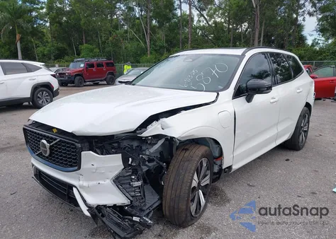 2024 Volvo Xc60 Recharge Plug-In Hybrid T8 Core Dark Theme z USA, uszkodzony, nr VIN YV4H60DK6R1925870